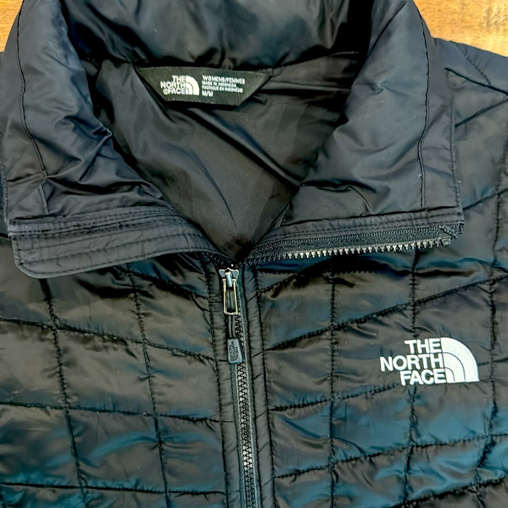 The North Face Women's Black Quilted Jacket - Picture 2 of 2